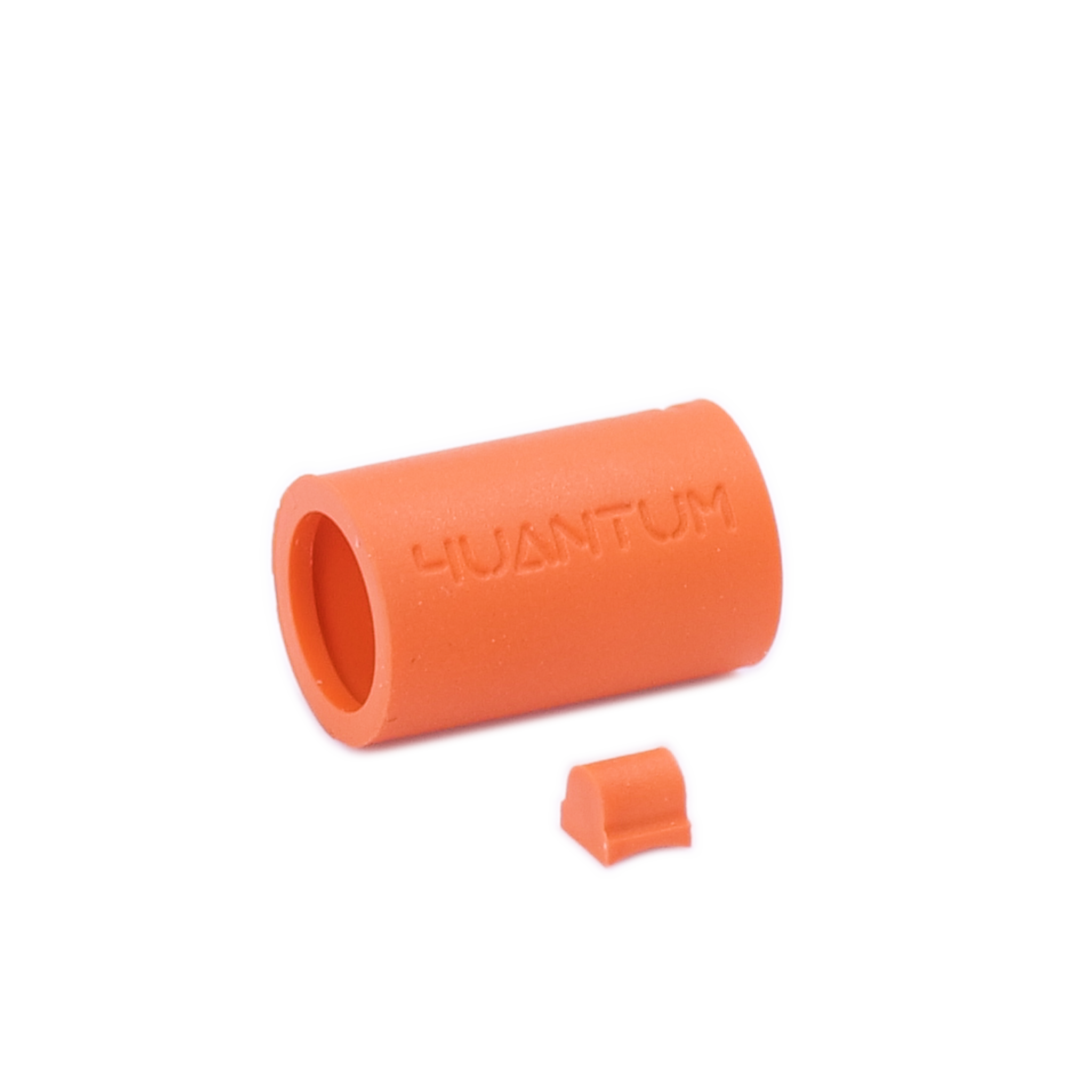 Orange Zylinder mit Aufschrift "QUANTUM" und abgetrenntem, kleinem Stück, vor schwarzem Hintergrund.