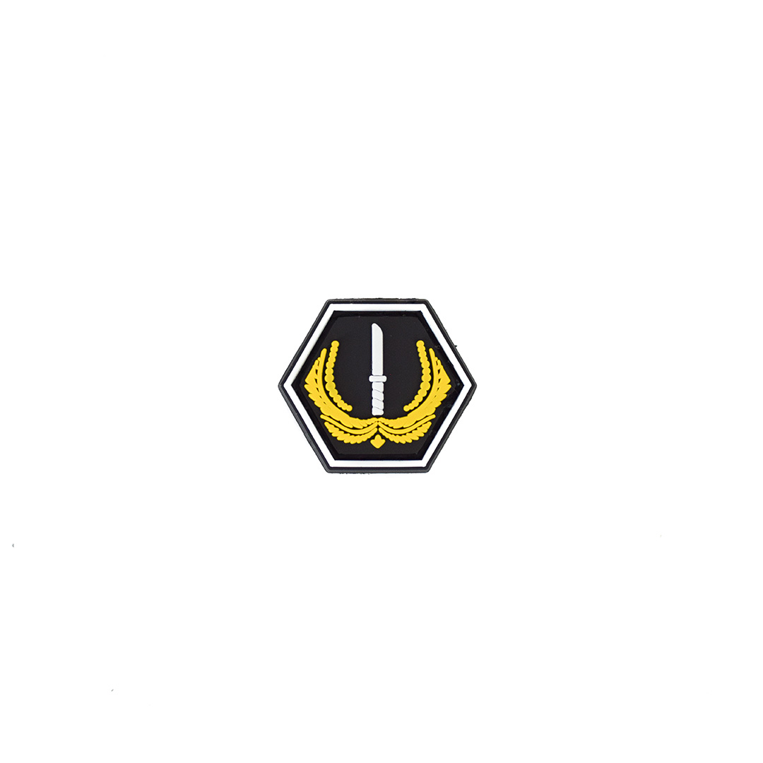 Sechseckiger Airsoft-Patch mit gelbem Schwertsymbol auf schwarzem Hintergrund.