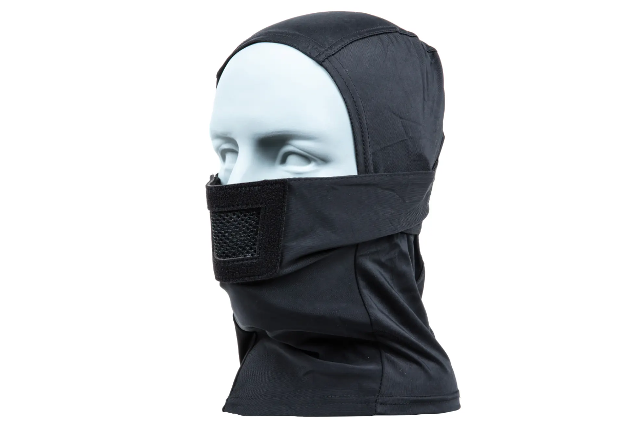 Schwarze Airsoft-Balaclava mit Atemschutz auf einem weißen Mannequin.