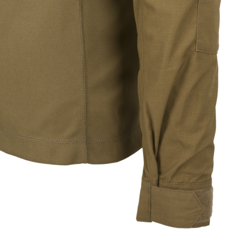Detail einer olivgrünen Airsoft-Jacke mit Tasche am Ärmel und verstärktem Gewebe.