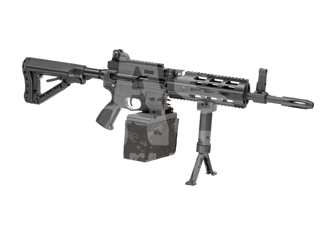 Airsoft-Maschinengewehr mit Klappschaft, Zweibein und Tarnmuster-Magazin.