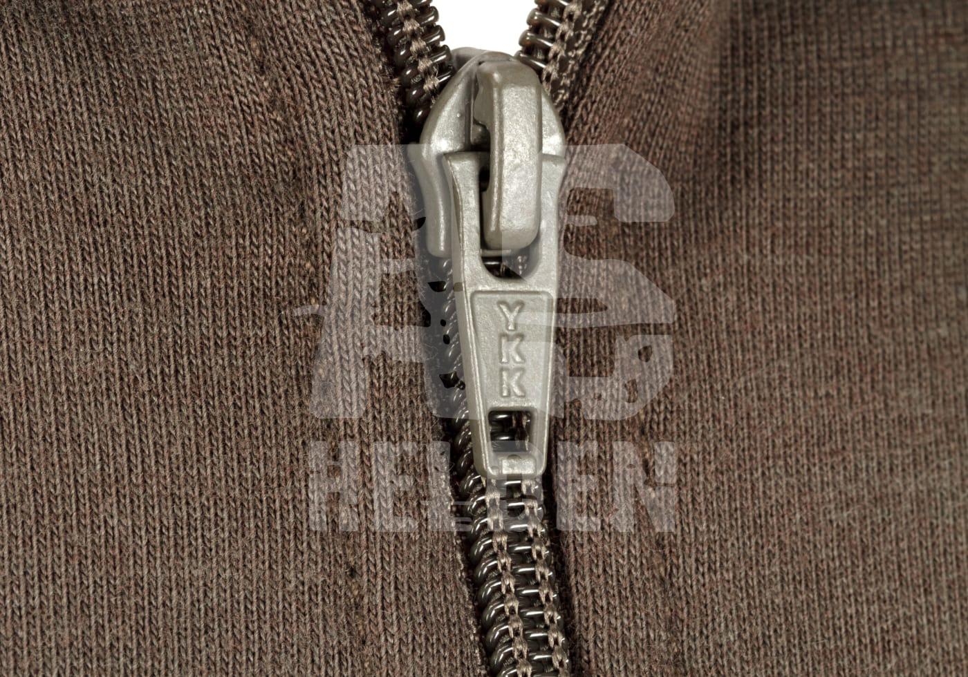 Nahaufnahme eines braunen Reißverschlusses mit YKK-Logo auf Stoff.