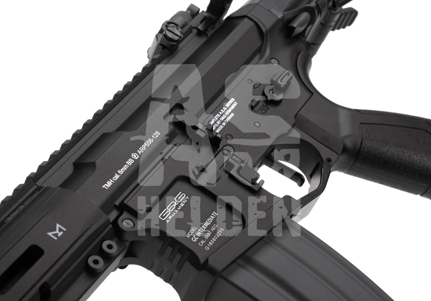 Nahaufnahme eines Airsoft-Gewehrs mit Schrift und Hebel, robustes Design.