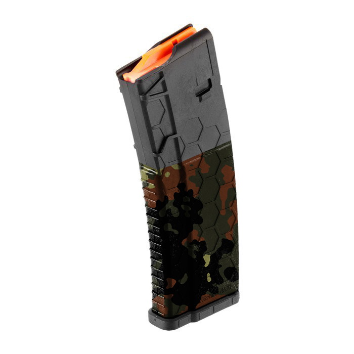Airsoft-Magazin in modernem Abschuss, schwarz mit Tarnmuster, sechseckige Textur, orangefarbener Follower.
