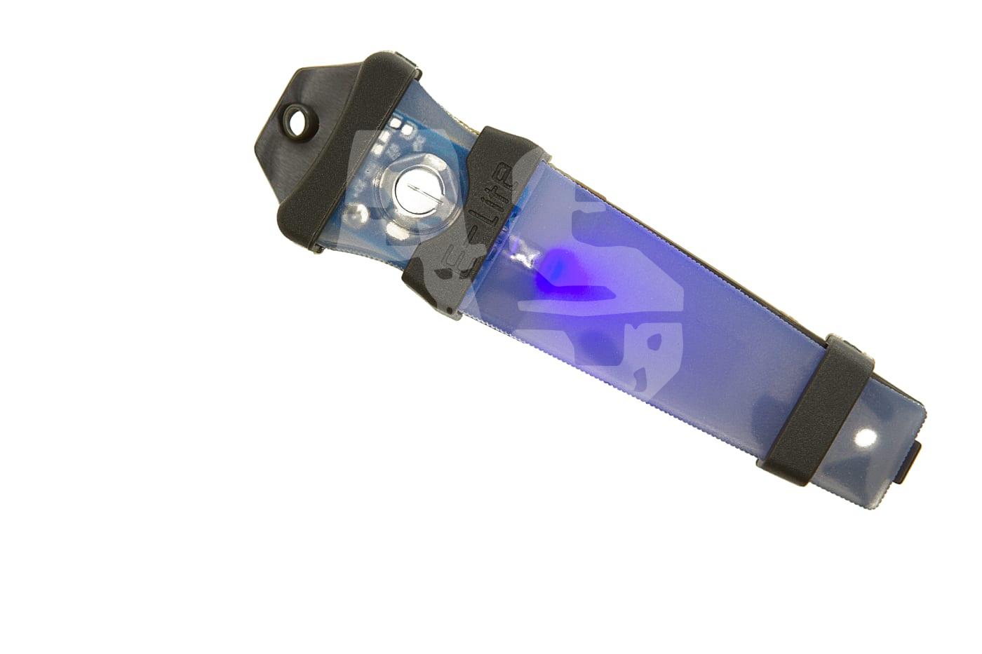 Blau leuchtendes chemisches Lichtstab im schwarzen Halter für Airsoft.