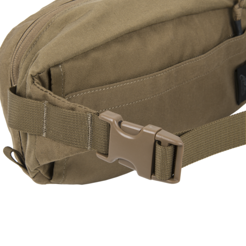 Olivegrüne Airsoft-Tasche mit Reißverschluss und Clipverschluss.