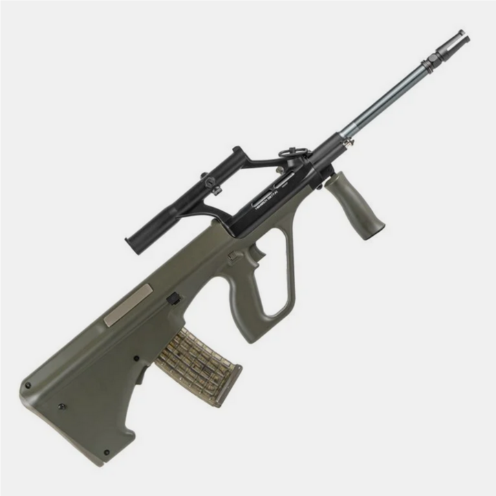 Olive Airsoft-Sturmgewehr mit Zielfernrohr und transparentem Magazin, modernes Design.