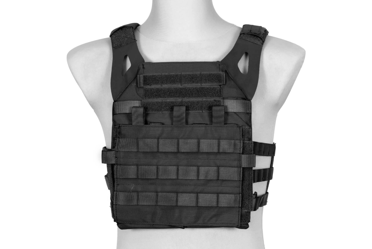 Schwarze Airsoft-Weste auf weißem Mannequin, mit MOLLE-Schlaufen für Zubehör.