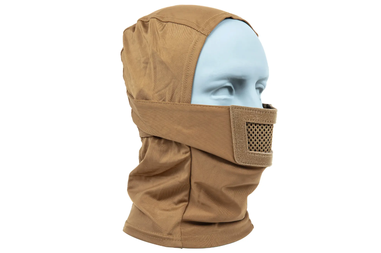 Braune Airsoft-Balaclava mit Gittermundschutz auf blauem Kopfmodell.