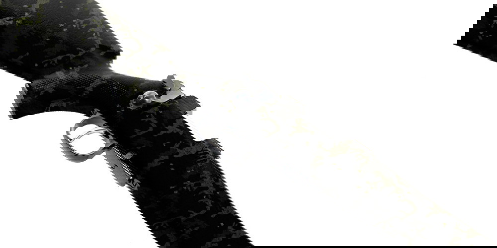 Airsoft-Gewehrschaft mit grün-schwarzem Tarnmuster, nah am Abzug dargestellt.