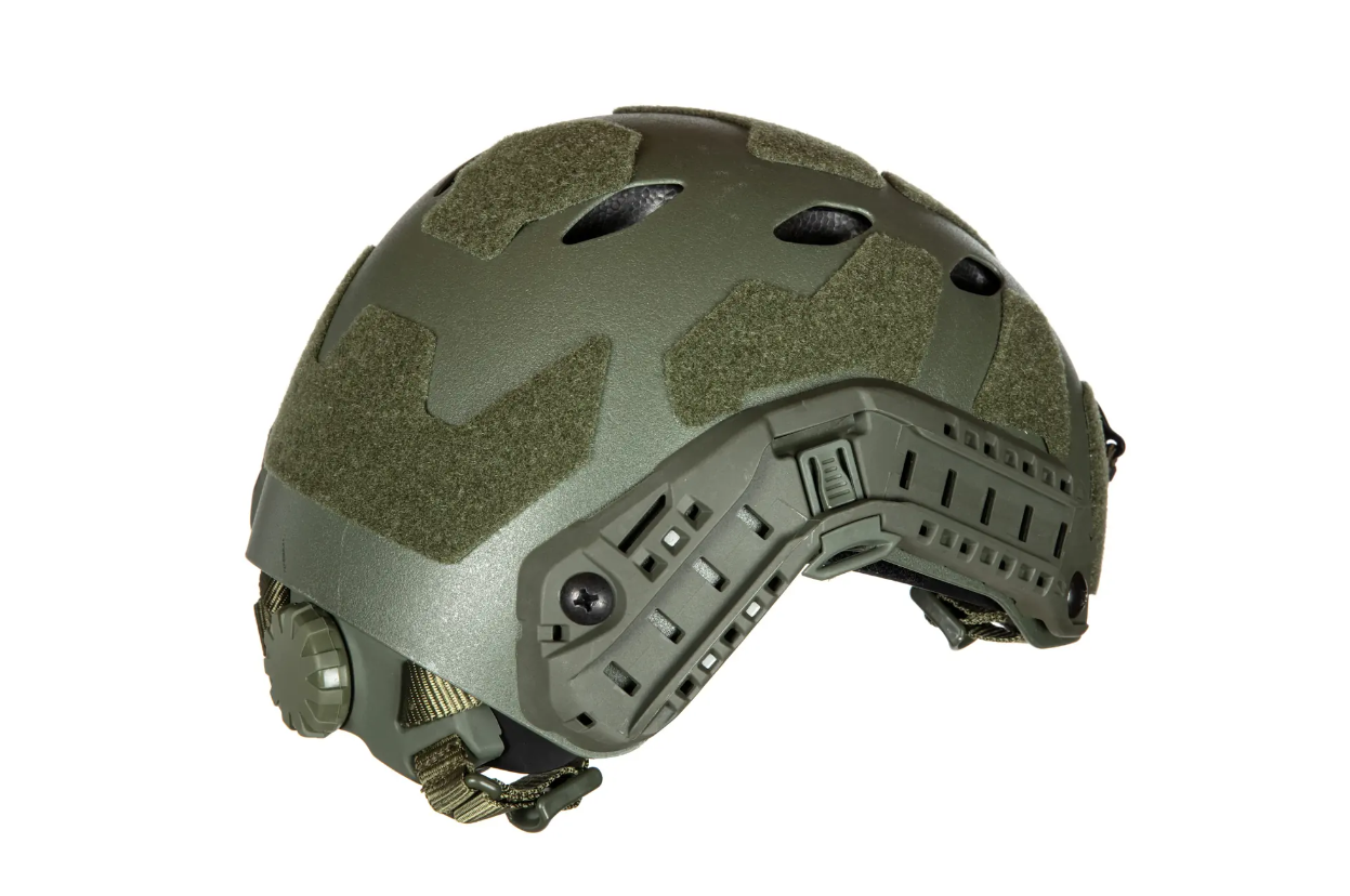 Taktischer Airsoft-Helm in Olivgrün mit Klettflächen und Befestigungsschienen, seitliche Ansicht.
