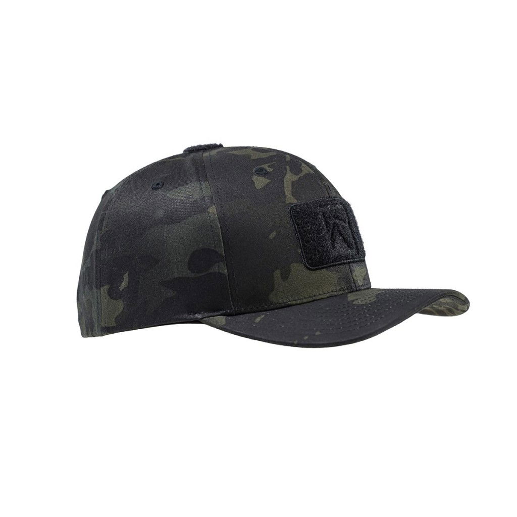 Camo-Basecap mit Klettfläche, seitliche Ansicht. Ideal für Airsoft und Outdoor-Aktivitäten.