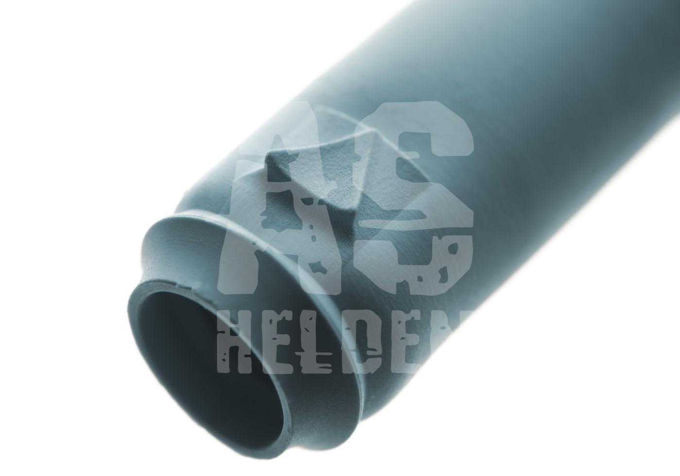 Nahaufnahme eines Airsoft-Mündungskompensators in grauer Farbe.