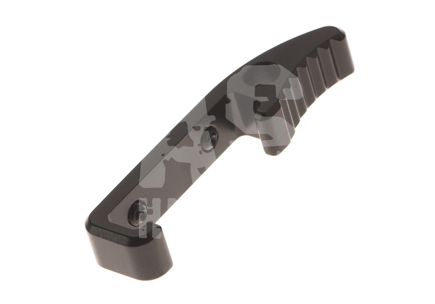 AAP01 CNC Charging Handle Type 1 Schwarzer Airsoft-Abzugsbügel aus Metall mit geriffelter Oberfläche, seitliche Ansicht.