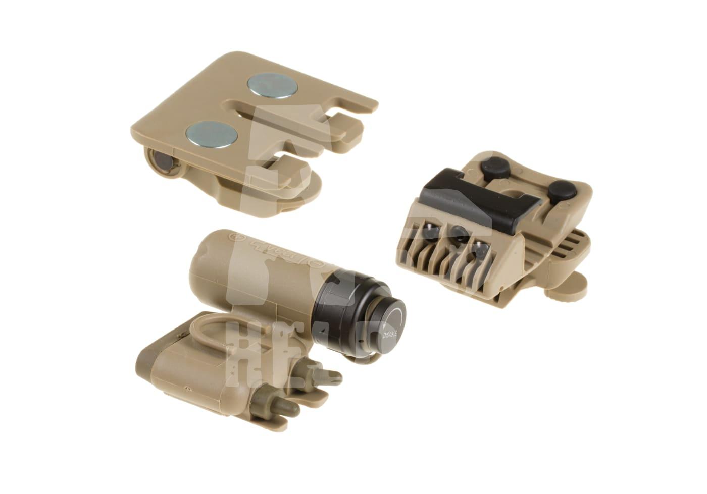 Taktische Waffenzubehörteile in Tan: ein Clip, ein Lichtmodul und eine Magnetschiene.