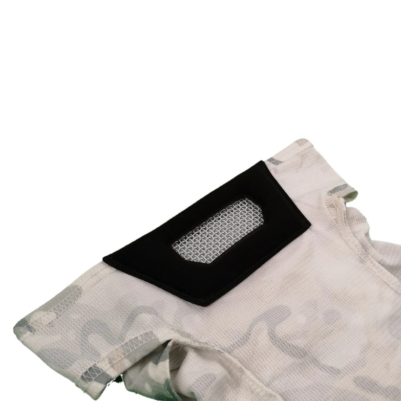 Tarnmuster-Kleidung mit Lüftungsöffnung und schwarzem Netz für Airsoft.