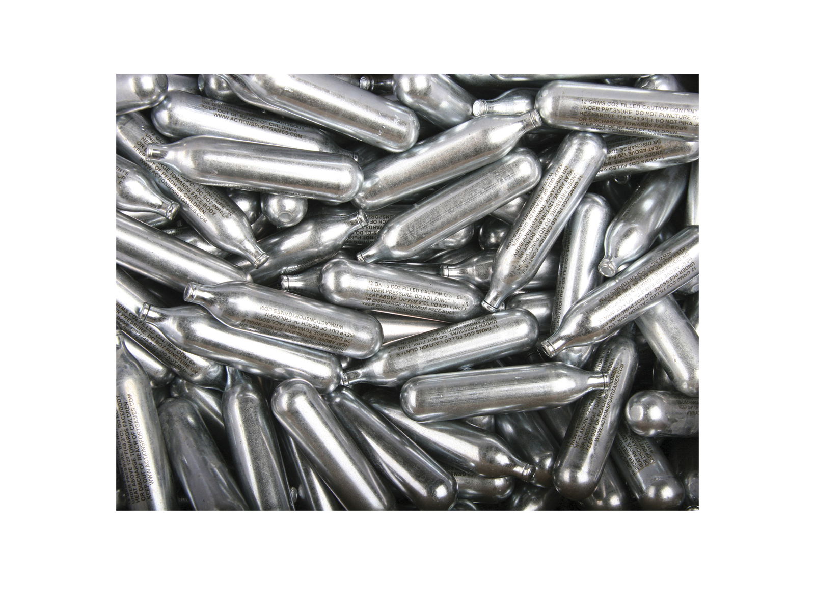 Silberne CO2-Kartuschen für Airsoft-Waffen, dicht nebeneinander liegend.