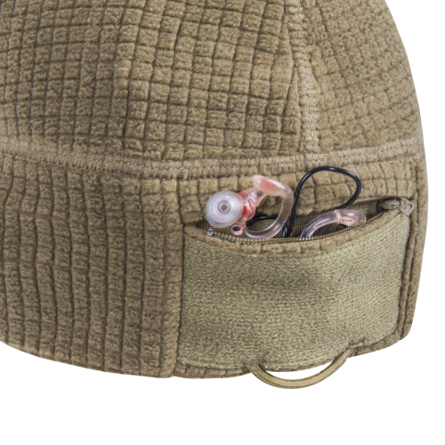 Taktische Beanie mit eingenähter Tasche, Ohrstöpsel und Kabel verstaut. Ideal für Airsoft-Aktivitäten.