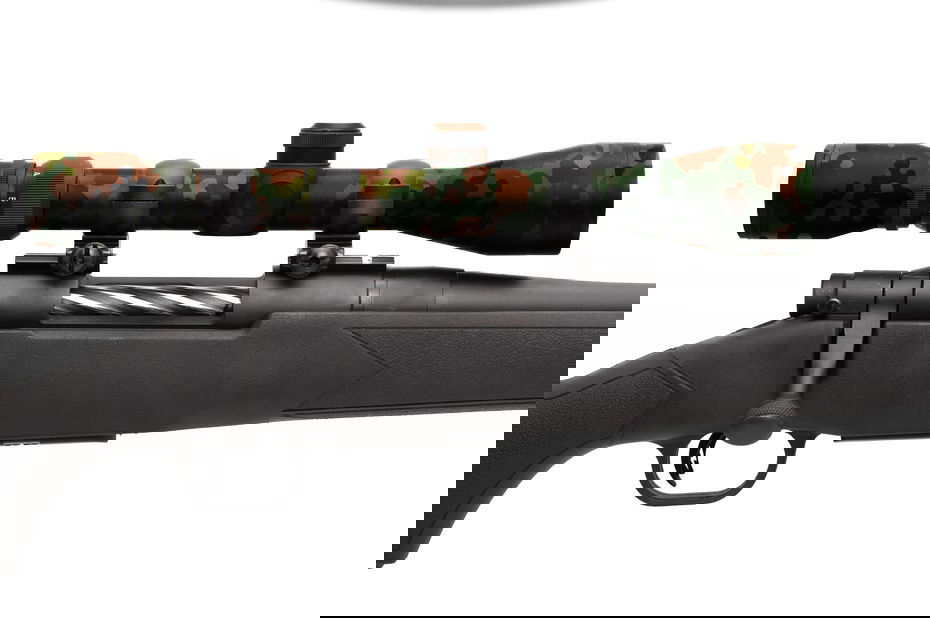 GunsWrap Scope Skins Airsoft-Scharfschützengewehr mit schwarz-mattem Finish und Tarnmuster-Zielfernrohr.