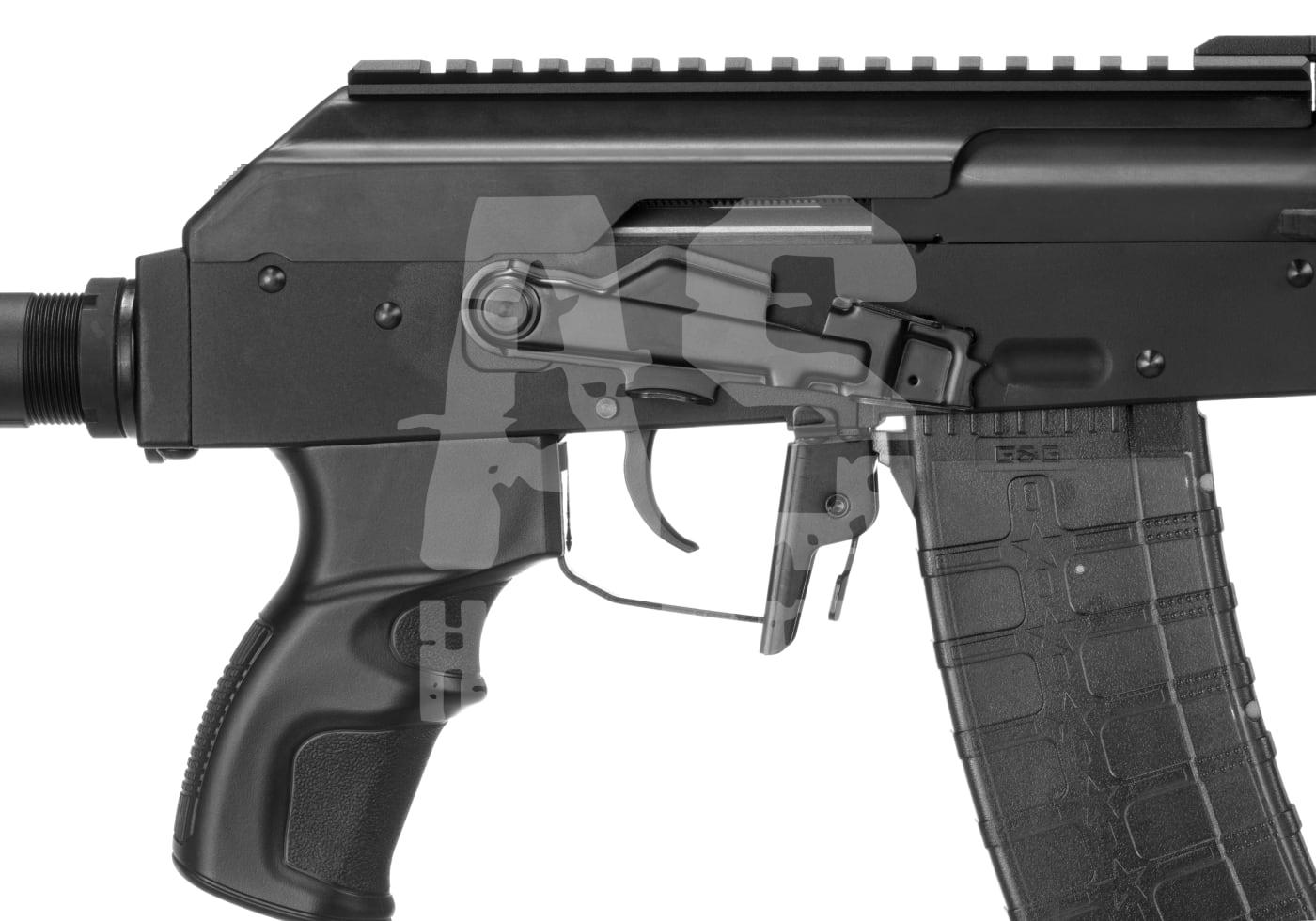 Nahaufnahme eines schwarzen Airsoft-Gewehrabzugs mit Magazin und Schienensystem.