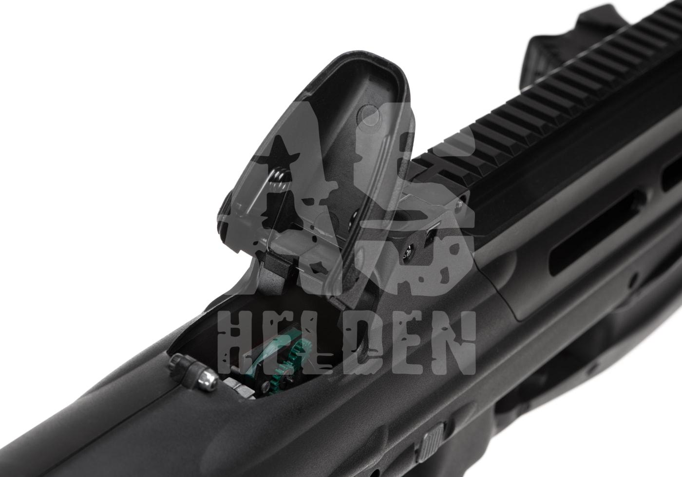 Airsoft-Waffe mit geöffnetem Ladehebel, zeigt interne Mechanik.