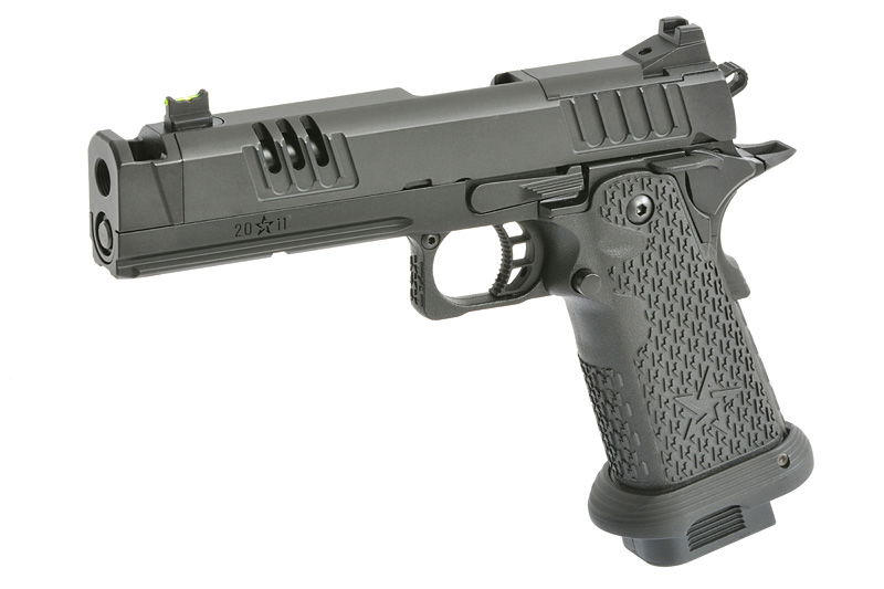 Schwarze Airsoft-Pistole mit strukturiertem Griff und Lüftungsschlitzen auf dem Schlitten, seitlich betrachtet.