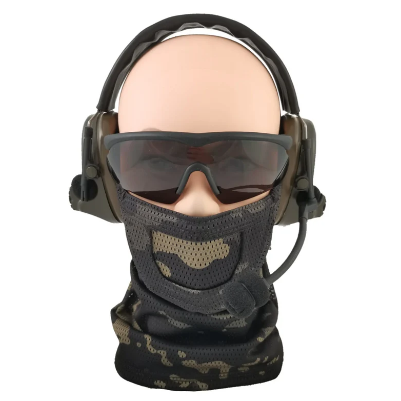 Airsoft-Maske und Schutzbrille mit Headset auf einem Modellkopf.