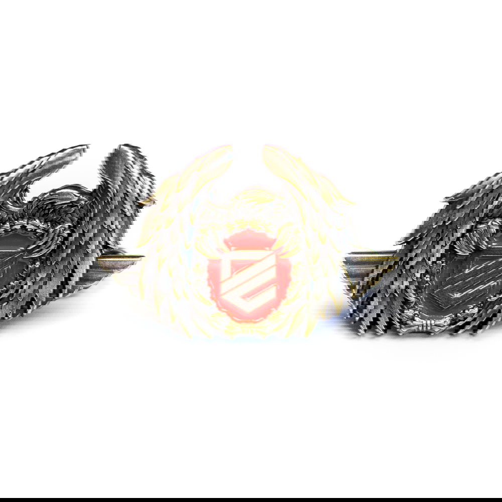 Metallabzeichen mit Flügeln, rotem Schild und Logo in der Mitte. Ideal für Airsoft-Kleidung oder Ausrüstung.