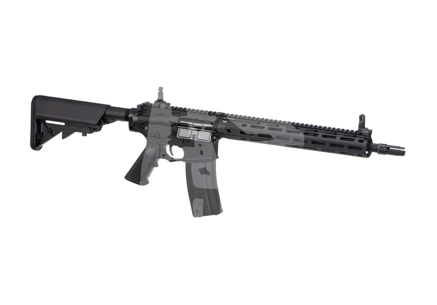 Airsoft-Nachbildung eines Sturmgewehrs mit langem Handguard und verstellbarer Schulterstütze.