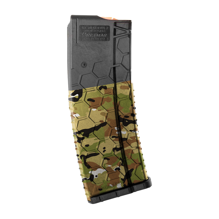 Airsoft-Magazin im Multicam-Muster mit hexagonalem Design und schwarzem oberen Bereich.
