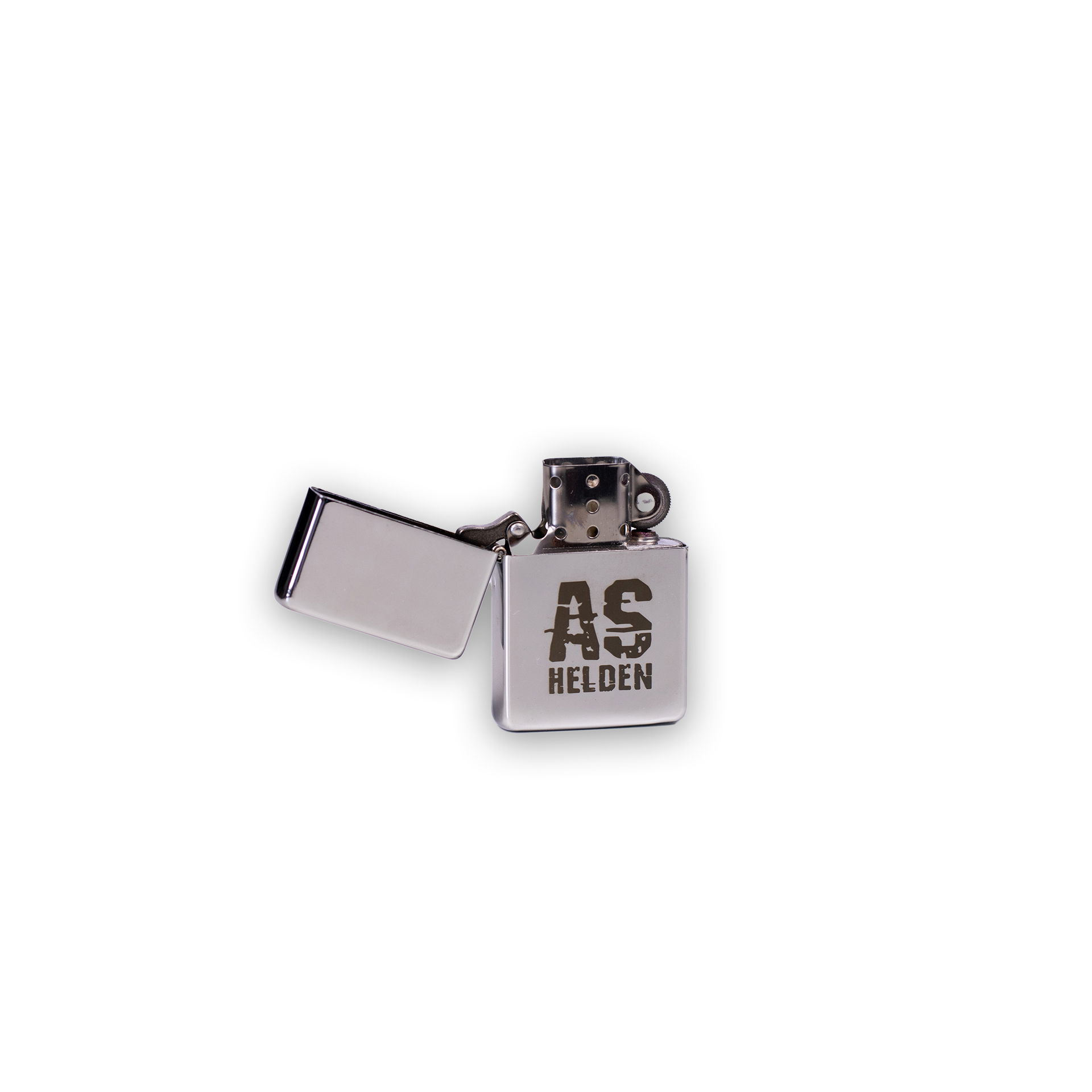 Metall-Feuerzeug mit "AS HELDEN" Gravur, geöffnet.