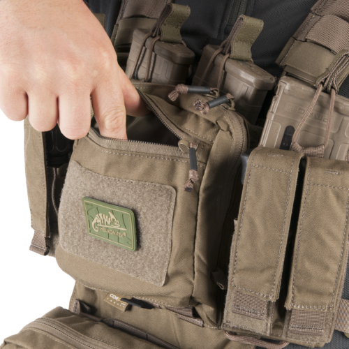 Training Mini Rig (TMR)® - Coyote Taktische Weste mit Magazintaschen und Reißverschlusstasche, Hand greift hinein.