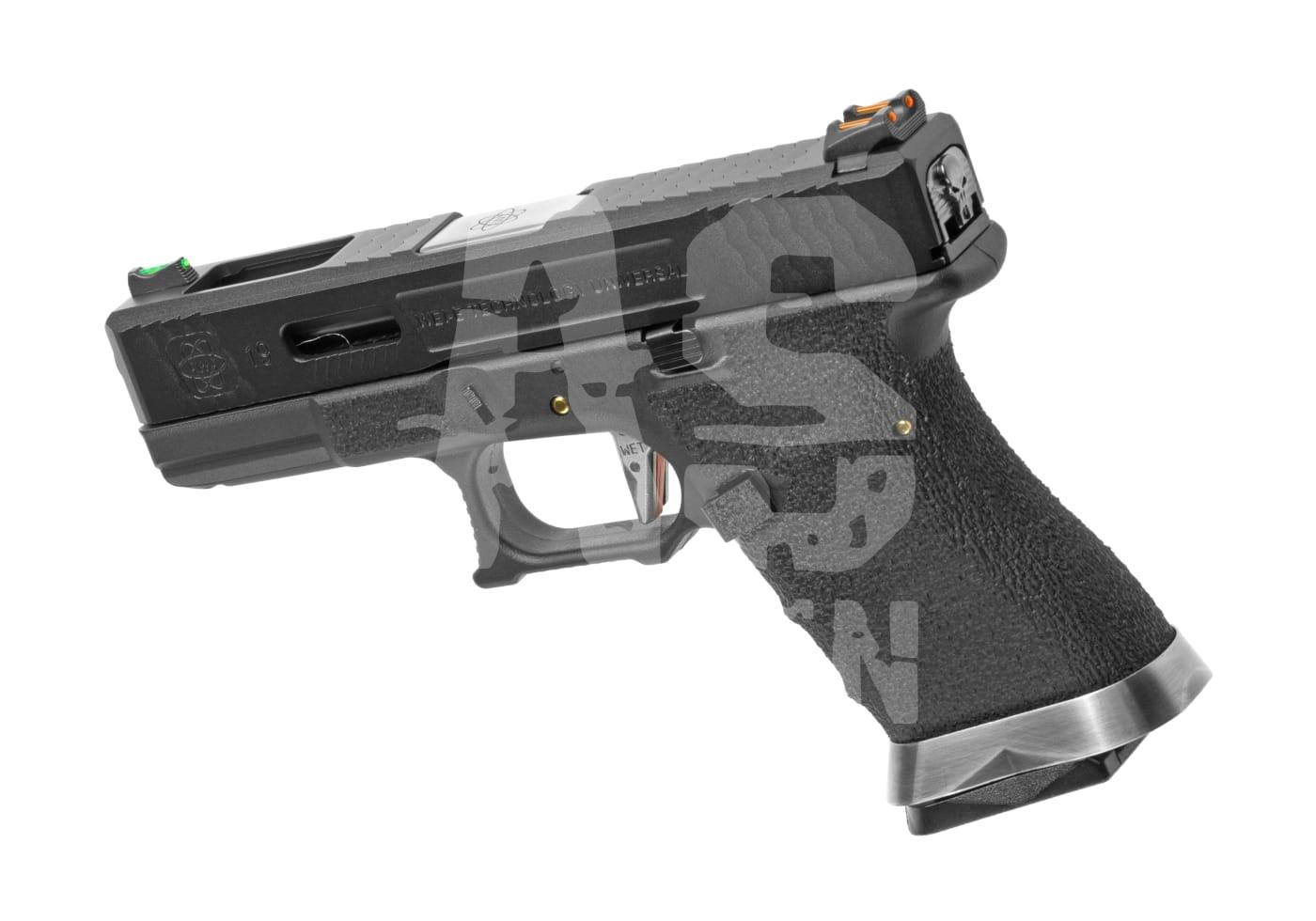 Schwarze Airsoft-Pistole mit strukturiertem Griff und farbigen Visieren, seitliche Ansicht.