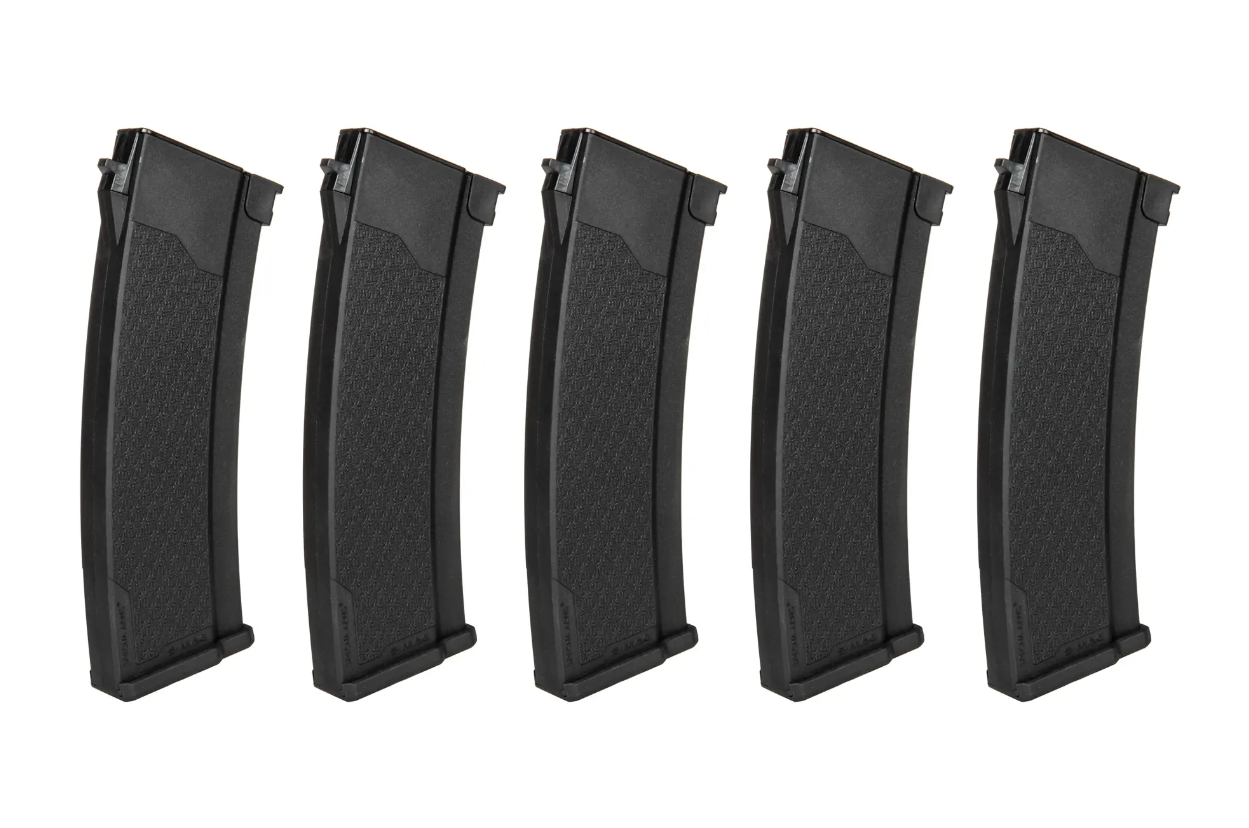 Fünf schwarze Airsoft-Magazine in einer Reihe, schräg dargestellt.