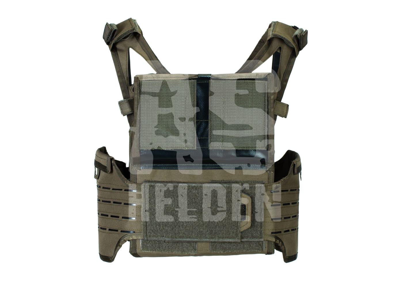 Taktische Airsoft-Weste in Tarnfarbe, verstellbare Schultergurte, robustes Material.