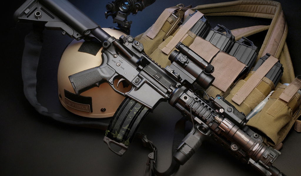 GunsWrap AR15 / M4 Rifle Magazin Skins Airsoftgewehr mit Optik, taktische Weste mit Magazintaschen und Helm auf schwarzem Hintergrund.