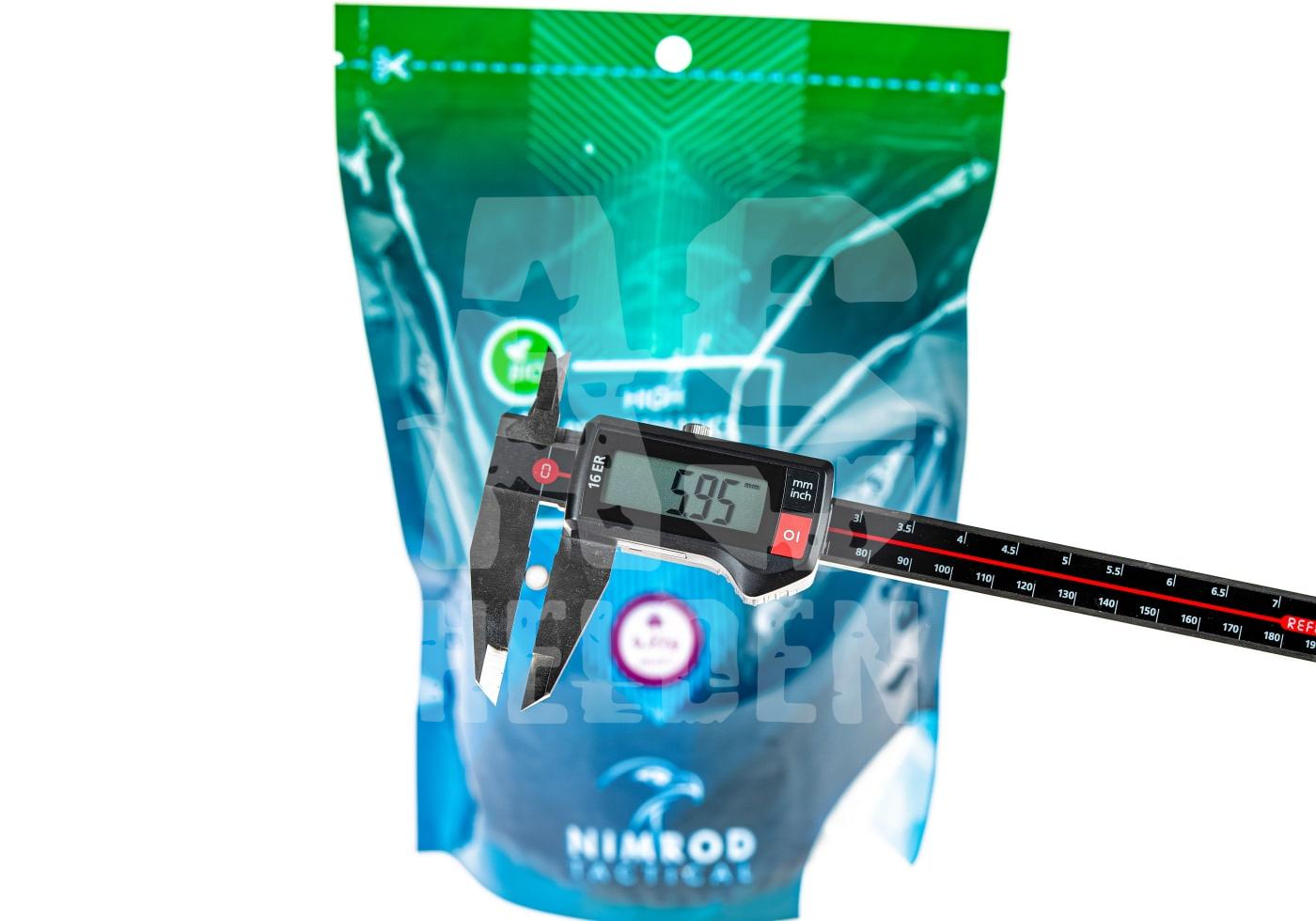 Tüte Nimrod Precision BBs, Messschieber zeigt 5,95 mm Durchmesser an.