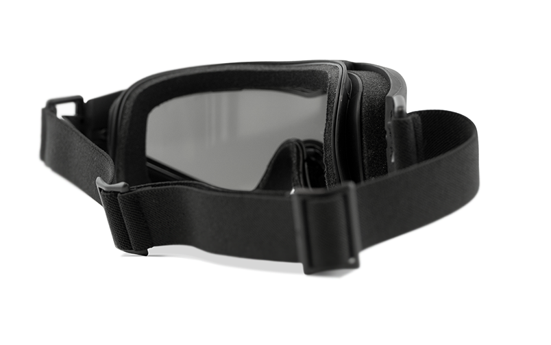 Schwarze Schutzbrille mit elastischem Band, frontal aufgenommen.