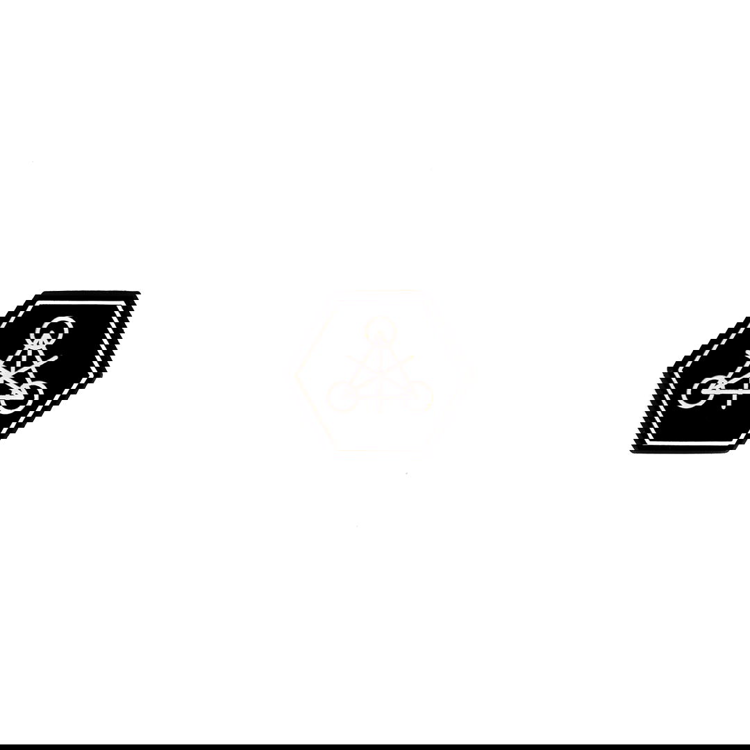 Hexagonaler Aufnäher mit geometrischem Symbol auf schwarzem Hintergrund.