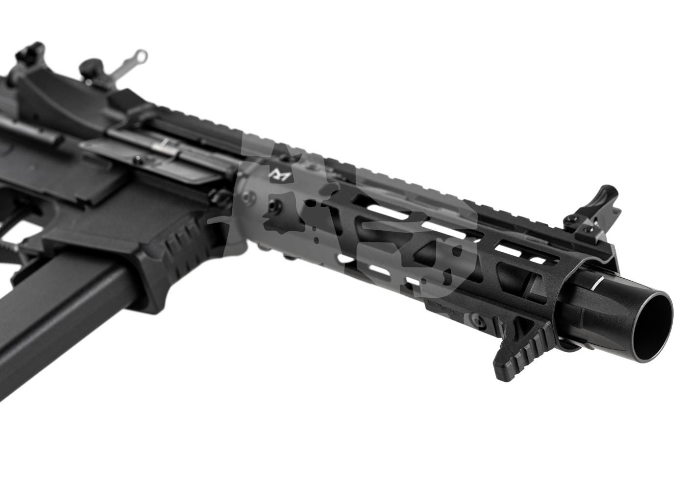 Nahaufnahme eines schwarzen Airsoft-Sturmgewehrs mit taktischer Schiene und Visiereinrichtung.