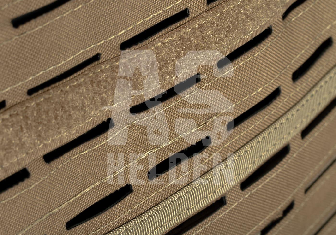 Nahaufnahme von taktischem MOLLE-Gewebe in Coyote Braun mit Schlitzen für Airsoft-Zubehör.