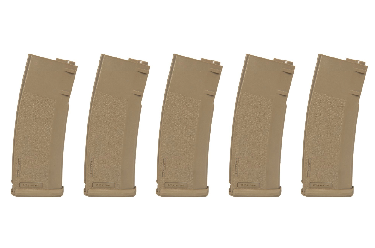 Fünf sandfarbene Airsoft-Magazine in einer Reihe, schräg nach links geneigt.