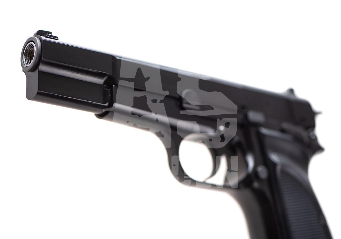 Schwarze Airsoft-Pistole, Fokus auf die Mündung, weiße AS-Logoüberlagerung im Hintergrund.
