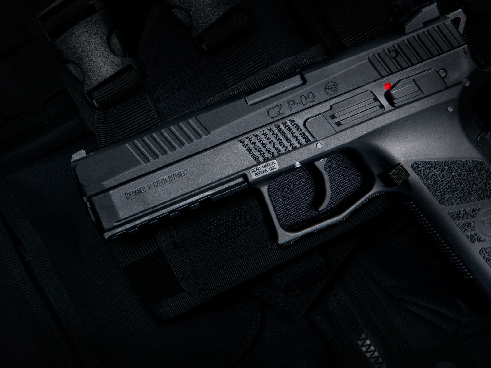 CZ P-09 Airsoft-Pistole auf taktischem Hintergrund in Nahaufnahme, schwarz und detailreich.