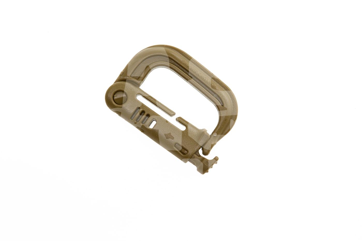 Taktischer Karabiner in Wüstentarnoptik für Airsoft-Ausrüstung und Zubehör.