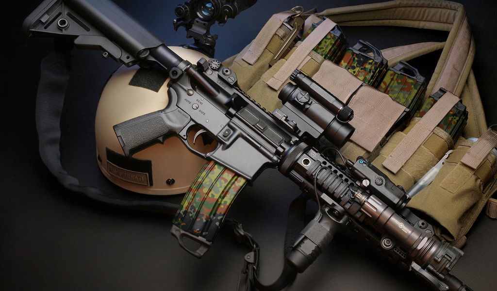 GunsWrap AR15 / M4 Rifle Magazin Skins Airsoft-Gewehr mit Tarnmagazinen, Helm und taktischer Weste auf schwarzem Hintergrund.