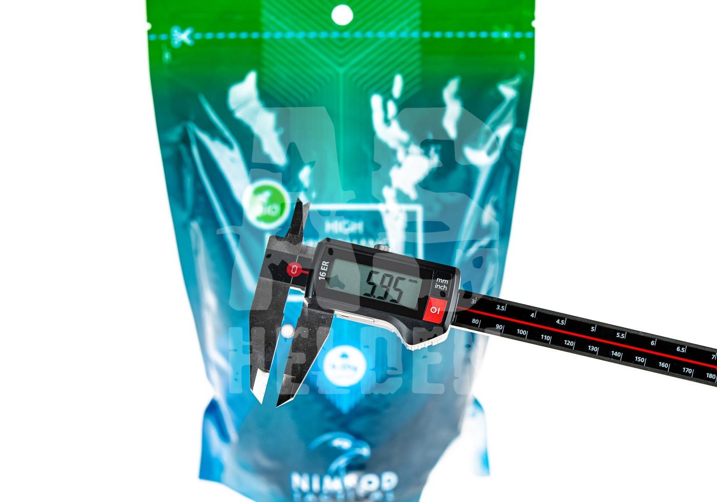 Nimrod 0.20g Bio BB High Performance 5000rds Digitale Schieblehre misst Airsoft BB-Durchmesser vor einer blauen Nimrod-Verpackung.