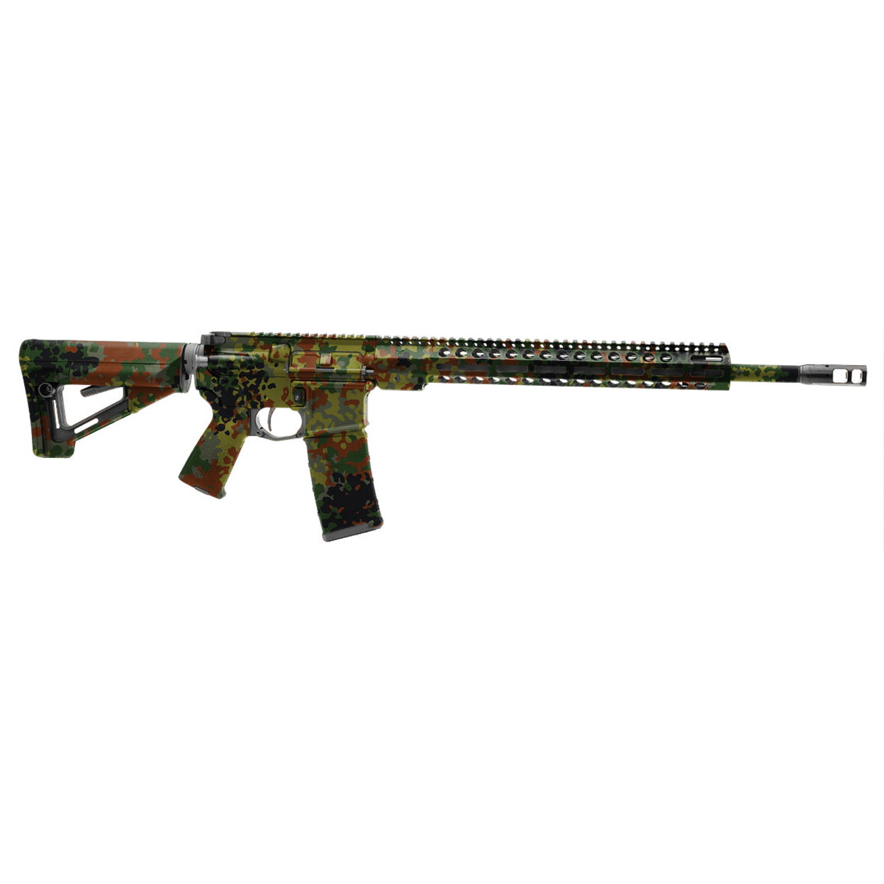 Airsoft-Gewehr mit Tarnmuster, langer Lauf und taktischer Schulterstütze.