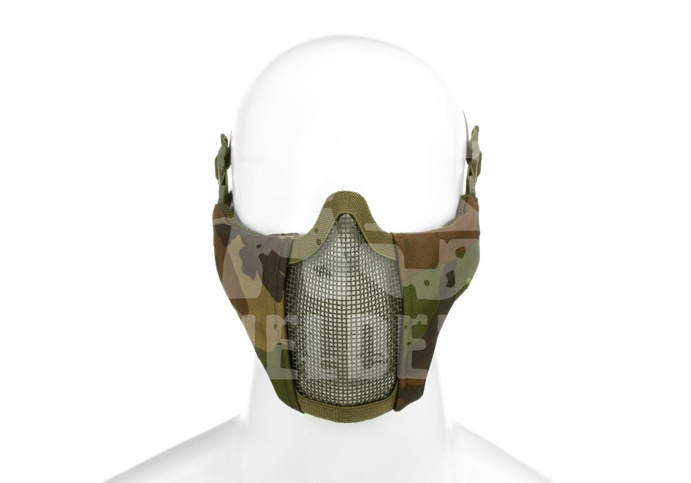 Airsoft Mesh-Gesichtsmaske in Tarnmuster auf Modellkopf.