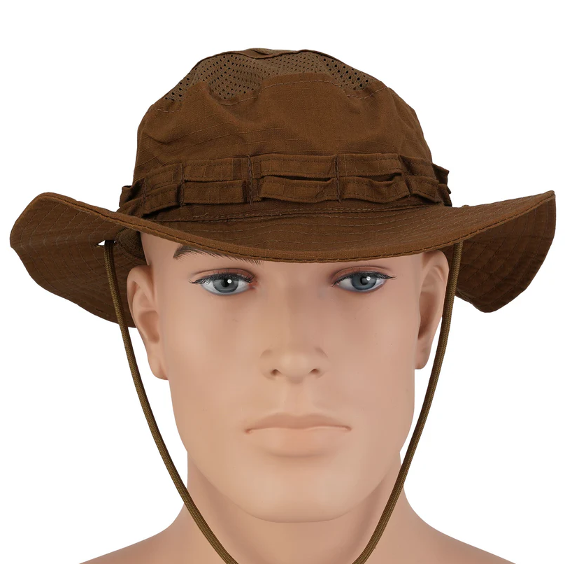 Brauner Boonie-Hut auf Mannequin-Kopf. Ideal für Airsoft oder Outdoor-Aktivitäten.
